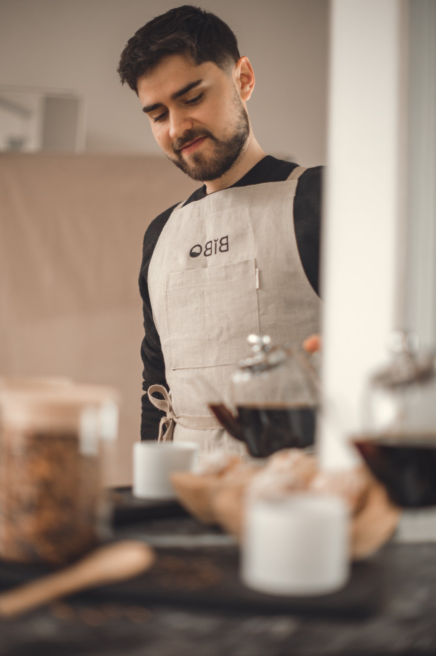 Personne préparant une tasse du mélange l'Original